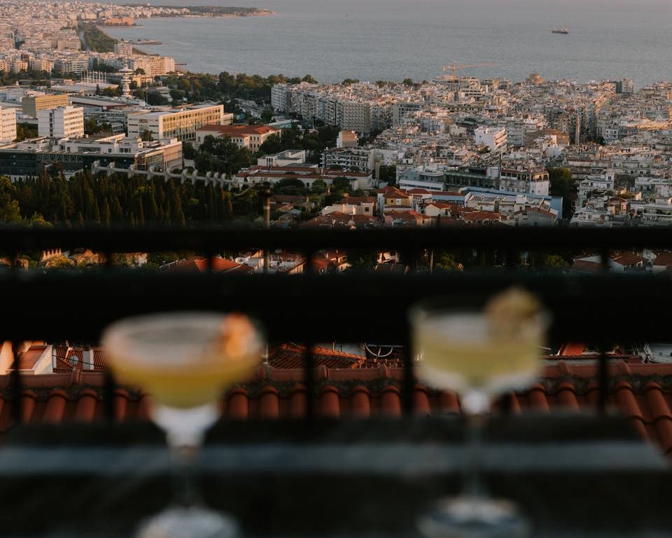 Θέα από την ταράτσα στην πόλη και τον Θερμαϊκό την ώρα της δύσης