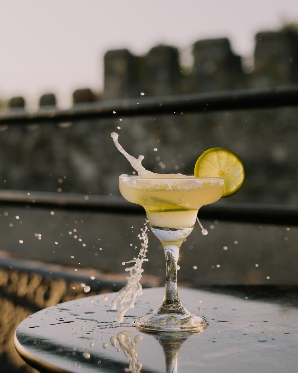Margarita με λάιμ και πιτσιλιές δίπλα στα τείχη